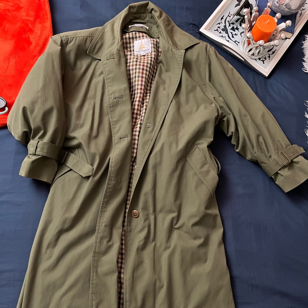 Olive green trench coat fits like a US LARGE